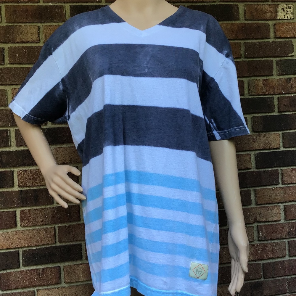 KINTIX stylish Blues and White TeeShirt in Size XL
